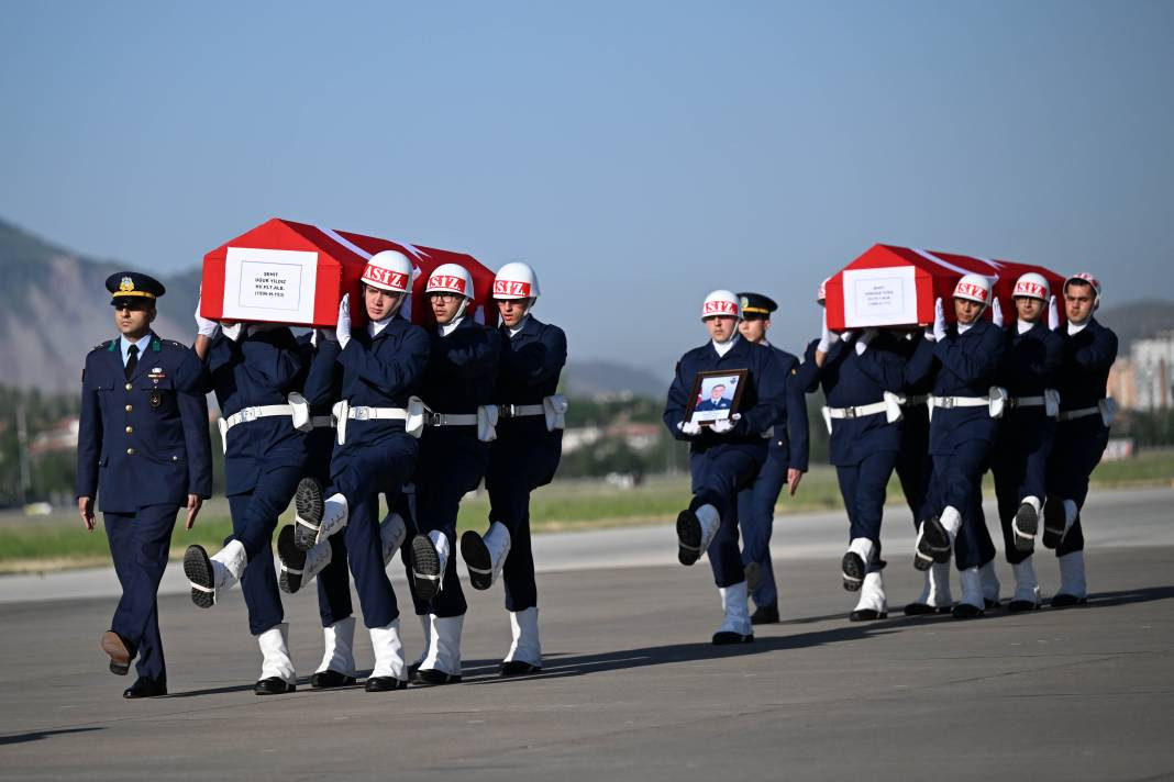 Uçak kazasında şehit olan 2 albay için komutanlıkta tören - Resim: 28